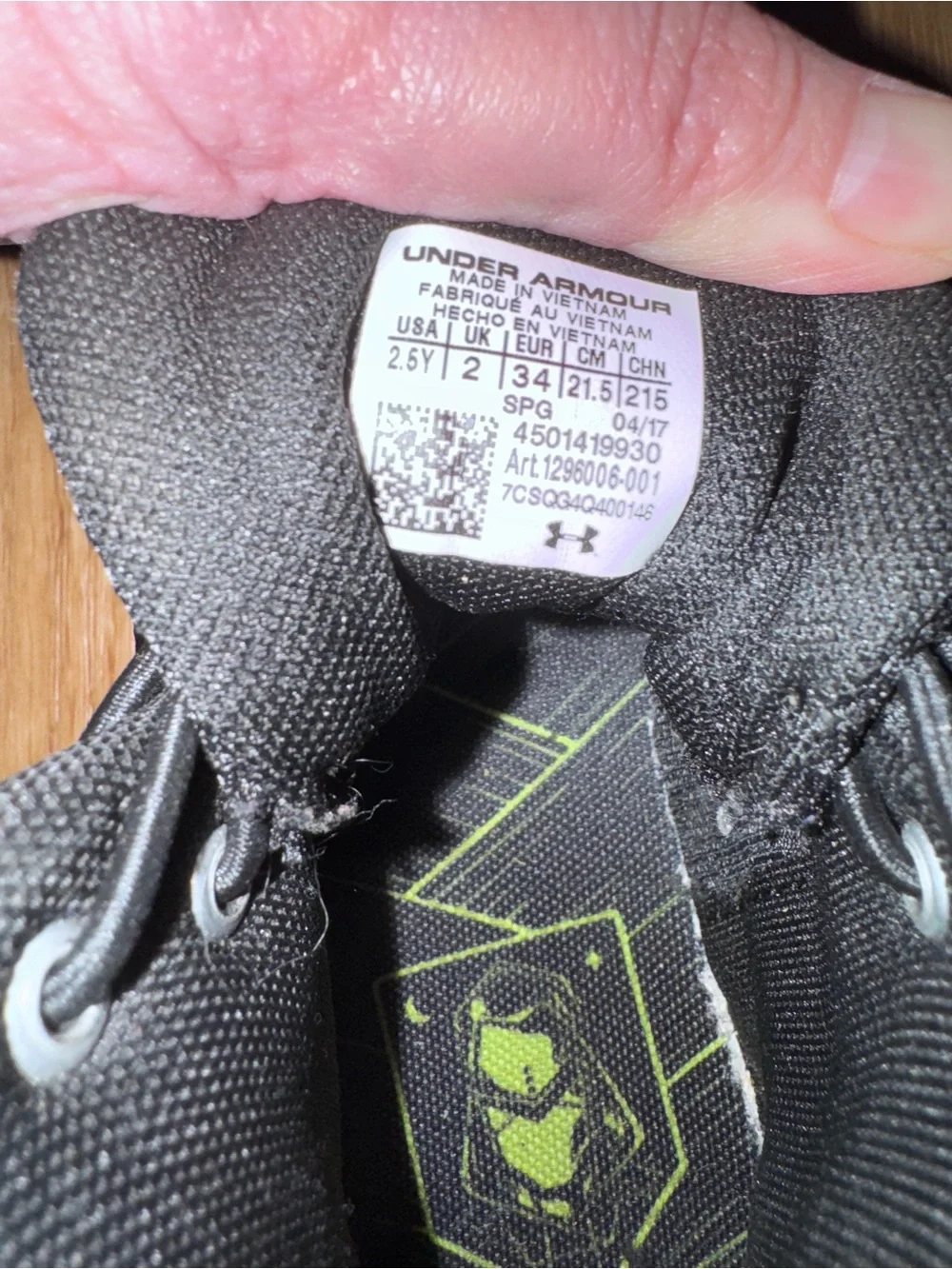 Boys Under Armour Black sneakers 2.5 Youth